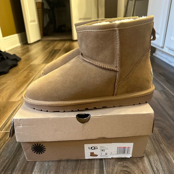 Women’s Classic Mini Boots - Picture 3 of 3